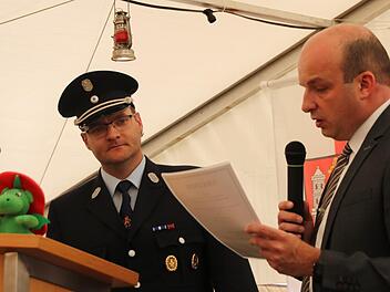 Noch am vergangenen Sonntag hatte Michael Kastl in seiner Funktion des 2. Bürgermeisters die Wieder-Ernennungsurkunde für den Kommandantendienst an Michael Gessner (Großwenkheim) überreicht. Foto: Heike Beudert