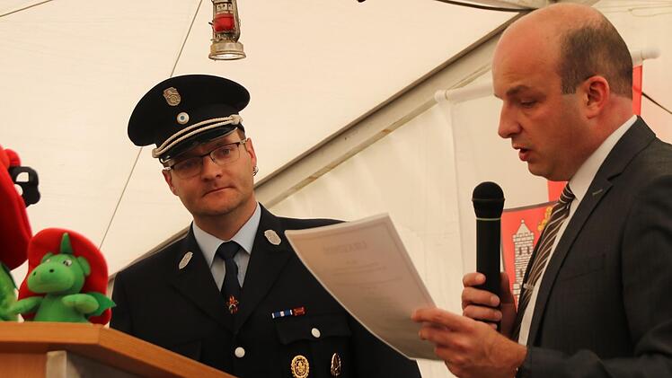 Noch am vergangenen Sonntag hatte Michael Kastl in seiner Funktion des 2. Bürgermeisters die Wieder-Ernennungsurkunde für den Kommandantendienst an Michael Gessner (Großwenkheim) überreicht. Foto: Heike Beudert