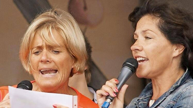 Humor und Gesangstalent bewiesen die Lehrer ,die die Mut aufbrachten, sich bei der Karaoke dem Urteil der Zuschauer zu stellen