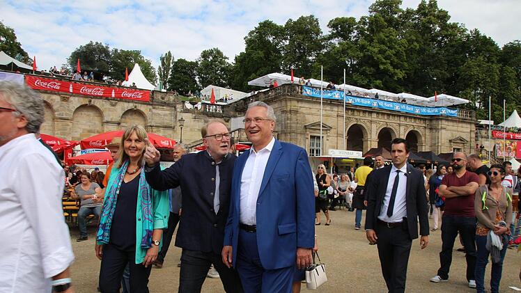 MdB Hans Michelbach erklärt Joachim Herrmann das Samba-FestivalDer Minister kam zu Fuß aufs Festivalgelände Foto: Oliver Schmidt