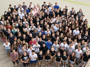 Bald in alle Winde zerstreut: Der diesjährige Jahrgang der Realschule Höchstadt hat den Abschluss in der Tasche.  Fotos: Johanna Blum
