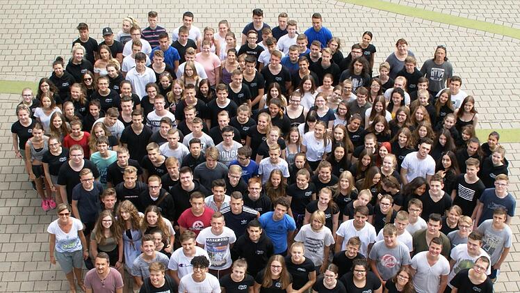 Bald in alle Winde zerstreut: Der diesjährige Jahrgang der Realschule Höchstadt hat den Abschluss in der Tasche.  Fotos: Johanna Blum