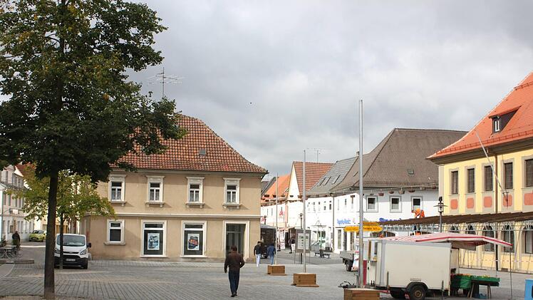Das Gebäude Marktplatz 2 (links im Bild) wird abgerissen und durch einen Neubau ersetzt. Foto: Popp