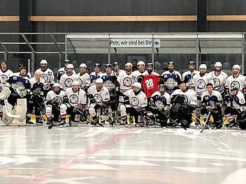 "Petr, wir sind bei Dir". Zu einem Benefiz-Spiel machten die verantwortlichen der SE Freising die Partie gegen die Haßfurter "Hawks". Vor dem Eröffnungsbully stellten sich  beide Mannschaften zu einem  Gruppenbild. Für ESC-Trainer Martin Reichert "eine ganz tolle Aktion." Foto:  Naumann