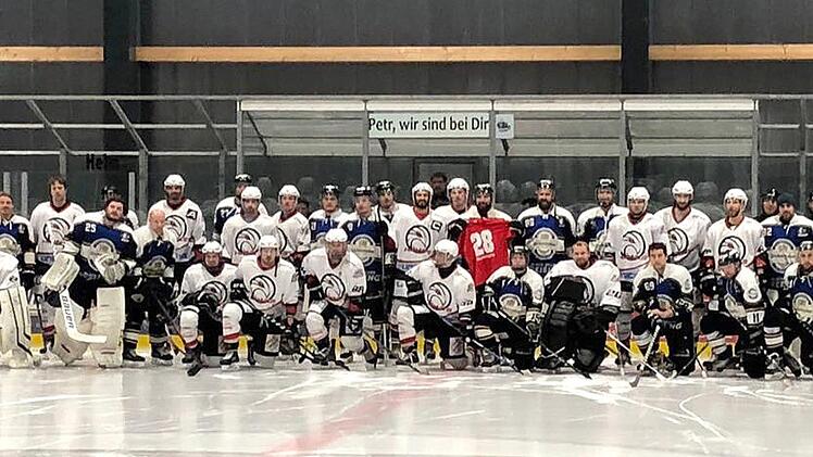 "Petr, wir sind bei Dir". Zu einem Benefiz-Spiel machten die verantwortlichen der SE Freising die Partie gegen die Haßfurter "Hawks". Vor dem Eröffnungsbully stellten sich  beide Mannschaften zu einem  Gruppenbild. Für ESC-Trainer Martin Reichert "eine ganz tolle Aktion." Foto:  Naumann