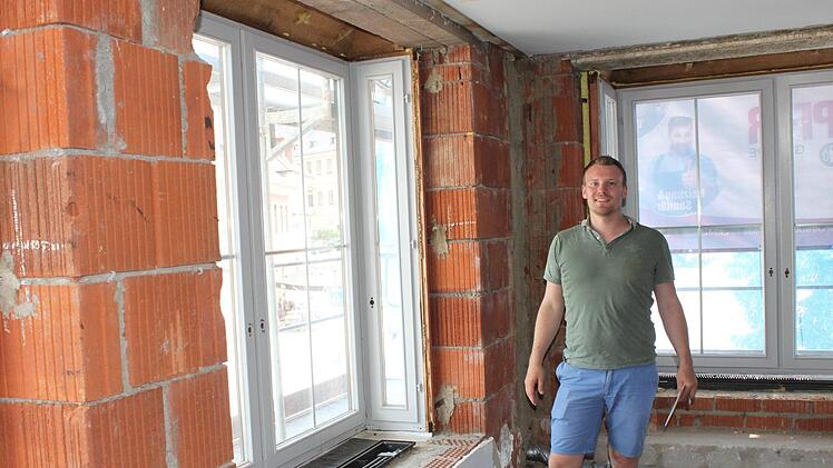 Der künftige Inhaber Moritz Glätzer begleitet die Bauarbeiten vor Ort. Fotos: Popp