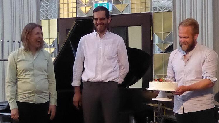 Emil Brandqvist war sichtlich überrascht, dass er nach dem Konzert eine Geburtstagstorte bekam. Die konnte er mit seinem Pianisten Tuoma Turunen (links) und dem Bassisten Max Thorberg teilen.Gerhild Ahnert