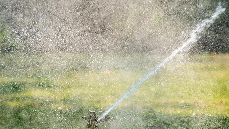 So ein Rasensprenger verbraucht ziemlich viel Wasser. Die Verwaltungsgemeinschaft Marktleugast appelliert an ihre Bürger, auf den Einsatz solcher Geräte in diesen heißen Wochen zu verzichten. Symbolbild Patrick Pleul/dpa