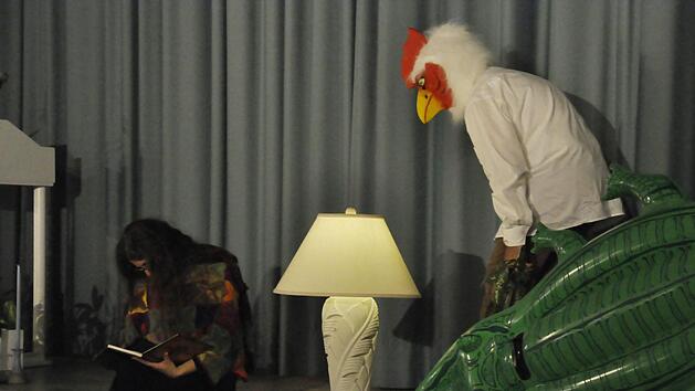 Iris Ferenz (links) und Thomas Lindenberg (als Huhn) charakterisierten humoristisch die H&uuml;hnerwelt. Foto: Peter Klopf