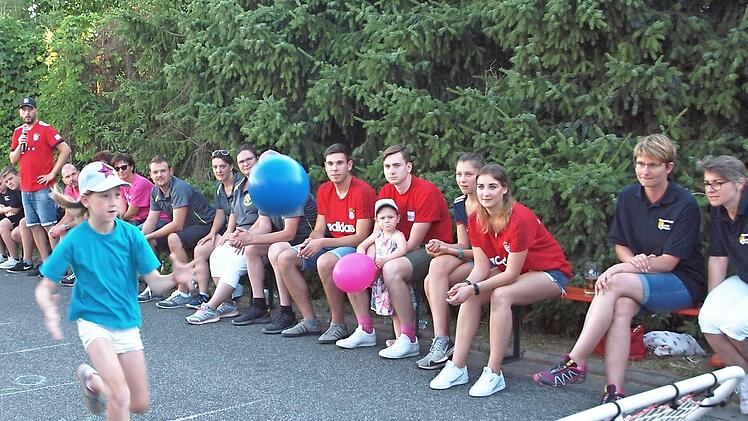 Ein Mädchen der Igel-Kids fängt den auf das Trampolin geworfenen und von dort zurückspringenden Ball (links). Rechts transportiert ein Mädchen der Kids des Bayern Fanclubs geschickt einen Becher mittels eines aufgeblasenen Luftballons. Fotos: Alfred Thieret