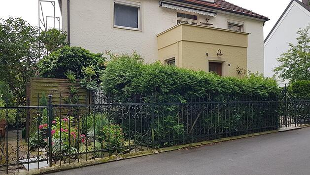 Erneut gab es Ärger im Bau-, Stadtentwicklungs- und Wirtschaftsausschuss der Stadt Kronach weil auf diesem Anwesen im Stadtgraben Pkw- Stellplätze entstehen sollen und die Mehrheit der Räte wegen der Nähe zu einem Spielplatz und aufgrund der Enge des Geh- und Radweges große Gefahren sehen.   K.- H. Hofmann