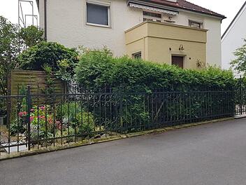 Erneut gab es Ärger im Bau-, Stadtentwicklungs- und Wirtschaftsausschuss der Stadt Kronach weil auf diesem Anwesen im Stadtgraben Pkw- Stellplätze entstehen sollen und die Mehrheit der Räte wegen der Nähe zu einem Spielplatz und aufgrund der Enge des Geh- und Radweges große Gefahren sehen.   K.- H. Hofmann