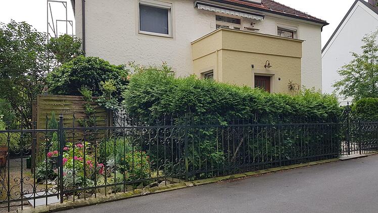 Erneut gab es Ärger im Bau-, Stadtentwicklungs- und Wirtschaftsausschuss der Stadt Kronach weil auf diesem Anwesen im Stadtgraben Pkw- Stellplätze entstehen sollen und die Mehrheit der Räte wegen der Nähe zu einem Spielplatz und aufgrund der Enge des Geh- und Radweges große Gefahren sehen.   K.- H. Hofmann