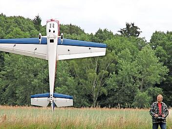 Georg Hopf aus Lauf bei Nürnberg lässt sein Propellerflugzeug Extra 230 senkrecht in der Luft stehen und bringt die Besucher des Schauflugtages zum Staunen. Dieses Bild wird es nicht mehr geben, da die Segelfluggruppe "Kordigast" Burgkunstadt ihre Traditionsveranstaltung eingestellt hat.  Fotos: Stephan Stöckel