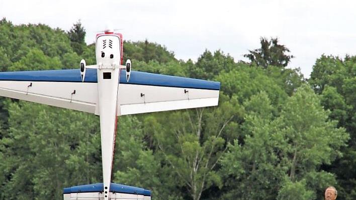 Georg Hopf aus Lauf bei Nürnberg lässt sein Propellerflugzeug Extra 230 senkrecht in der Luft stehen und bringt die Besucher des Schauflugtages zum Staunen. Dieses Bild wird es nicht mehr geben, da die Segelfluggruppe "Kordigast" Burgkunstadt ihre Traditionsveranstaltung eingestellt hat.  Fotos: Stephan Stöckel