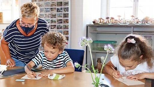 Künstlerin Elfriede Dauer leitet die Kleinen beim Malen an.