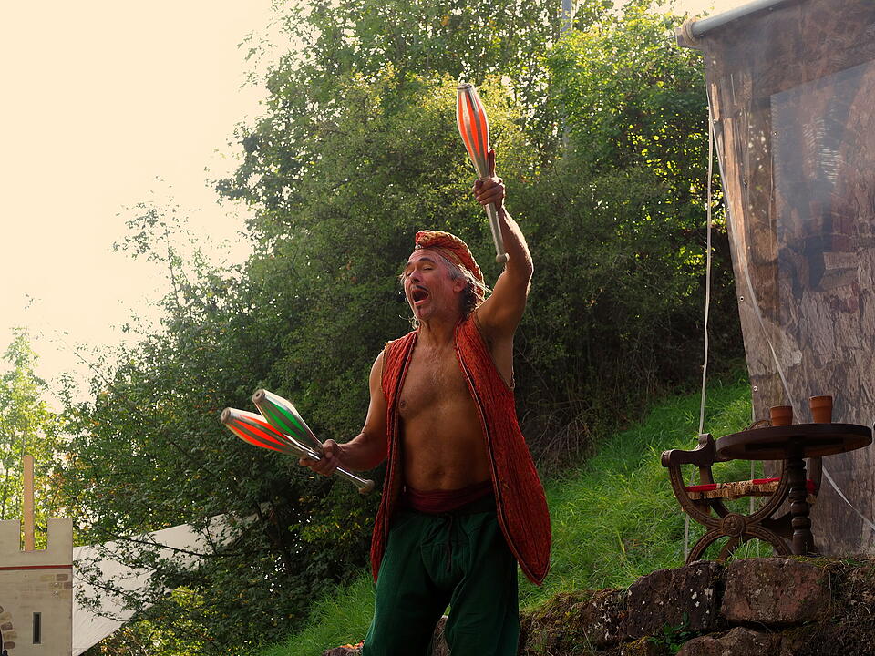 Buntes Treiben auf der Burg.