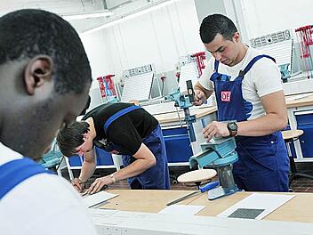 Die jungen Leute sind in der guten Situation, dass Industrie, Handwerk und Gewerbe sie brauchen. Foto: dpa
