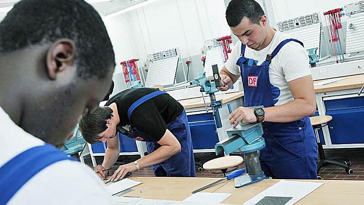 Die jungen Leute sind in der guten Situation, dass Industrie, Handwerk und Gewerbe sie brauchen. Foto: dpa