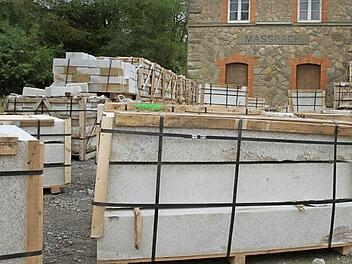Auf den ersten Blick ist bei einigen Paletten erkennbar, dass die Granitsteine Transportschäden oder allgemeine Mängel aufweisen.Fotos: Heike Beudert