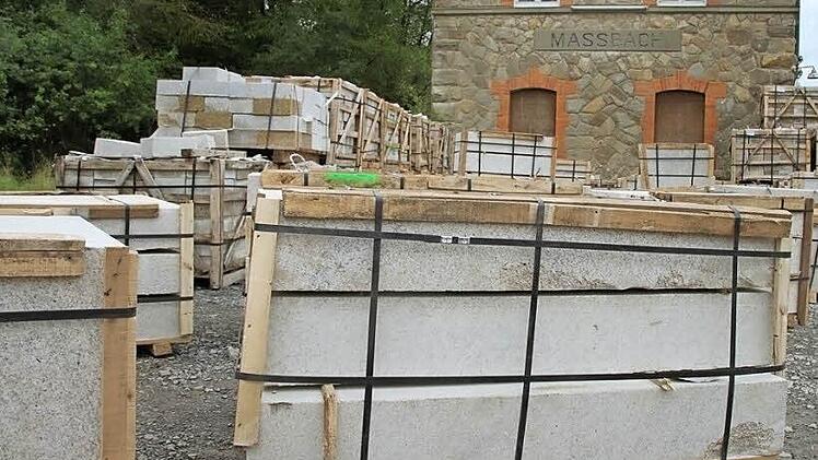 Auf den ersten Blick ist bei einigen Paletten erkennbar, dass die Granitsteine Transportschäden oder allgemeine Mängel aufweisen.Fotos: Heike Beudert