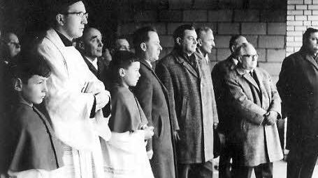 Vor 50 Jahren wurde der Grundstein gelegt. Das Foto zeigt Pfarrer Hans Sterzl bei der Feier. Foto: Archiv