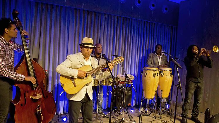 "Cuba Percussion and Friends" beeindrucken das Publikum beim Coburg-Gastspiel. Foto: Jochen berger
