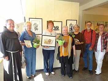 "Sagenhaftes aus und Märchenhaftes für die Rhön". Ausstellungseröffnung am Bruder-Franz-Haus mit (von links) Pater Rainer Treutlein, Regina Rinke, Karin Reichardt, Marina Leiska, Heidi Andriessen, Lothar Reichardt und Carmen Zinßler-Maul. Foto: Marion Eckert