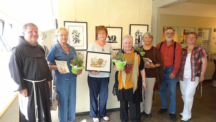 "Sagenhaftes aus und Märchenhaftes für die Rhön". Ausstellungseröffnung am Bruder-Franz-Haus mit (von links) Pater Rainer Treutlein, Regina Rinke, Karin Reichardt, Marina Leiska, Heidi Andriessen, Lothar Reichardt und Carmen Zinßler-Maul. Foto: Marion Eckert