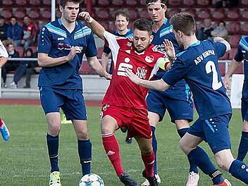Kaum ein Durchkommen f&uuml;r den FC Coburg, wie hier f&uuml;r Eric Heinze, zu dicht stand die Rimparer Abwehrkette beim 0:0. Foto: Albert H&ouml;chst&auml;dter