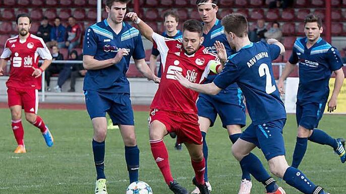 Kaum ein Durchkommen f&uuml;r den FC Coburg, wie hier f&uuml;r Eric Heinze, zu dicht stand die Rimparer Abwehrkette beim 0:0. Foto: Albert H&ouml;chst&auml;dter