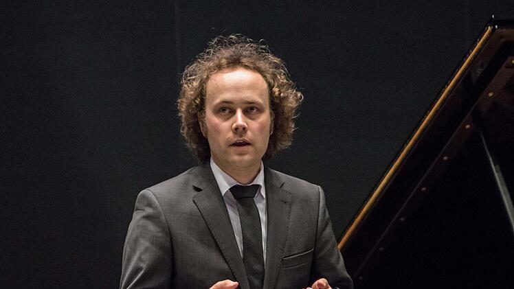 Der Pianist Alexander Schimpf beeindruckte als Beethoven-Interpret bei der Coburger "Gesellschaft der Musikfreunde" im HUK-Foyer. Foto: Jochen Berger