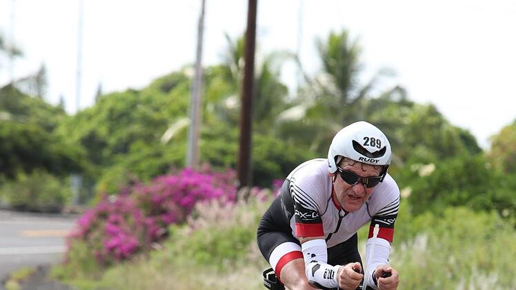 3,86 Kilometer Schwimmen im Pazifik, 180 Kilometer auf dem Rad durch die Lavawüste und zum Schluss ein Marathon durch die brütende Hitze: All diese Herausforderungen meisterte der Machtilshäuser Alfons Dees beim Ironman auf Hawaii. (c)FinisherPix.com