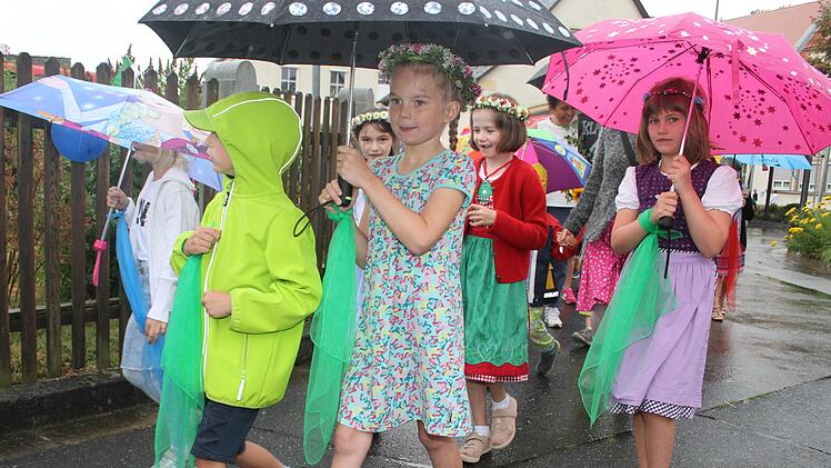 Die Kinder der Mainleuser Schule waren tapfer und trotzten beim Wiesenfest dem Regen.