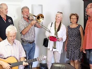 Gerald Brehm, Bernd Heckel, Gerhard Geuder (v. l.), Jelena Roos (2. v. r.) und Wolfgang Glotz wünschten Gudrun Leistner-Philipp alles Gute für den Ruhestand. Foto: Johanna Blum