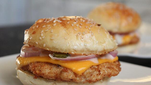 Beliebt, aber ungesund: Der Scheiblettenkäse auf dem Cheeseburger. Symbolfoto: pixabay/nahandro
