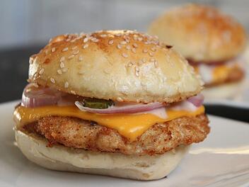 Beliebt, aber ungesund: Der Scheiblettenkäse auf dem Cheeseburger. Symbolfoto: pixabay/nahandro
