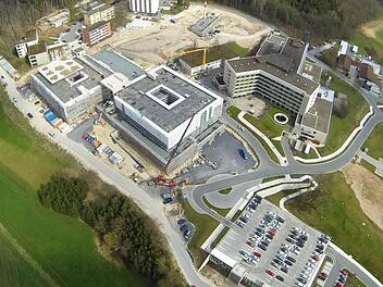 Die Folgekosten durch den Bau des neues Klinikums in Lichtenfels - hier ein Archivbild während der Arbeiten - prägten die Diskussion um den neuen Haushalt im Kreistag. Foto: Roland Meyer