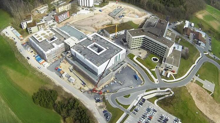 Die Folgekosten durch den Bau des neues Klinikums in Lichtenfels - hier ein Archivbild während der Arbeiten - prägten die Diskussion um den neuen Haushalt im Kreistag. Foto: Roland Meyer