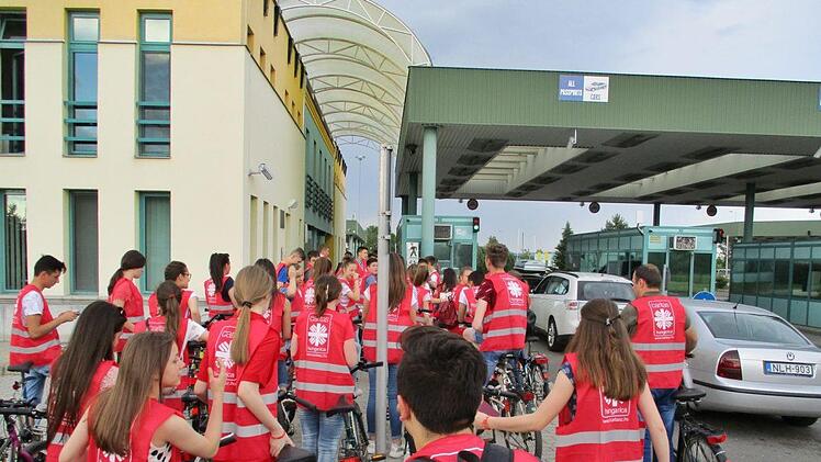 Die Jungs und Mädels an der Grenze zur Ukraine. In einer Fahrradkolonne fuhren sie ungehindert von Ungarn in die Ukraine und brachten Fahrräder aus Rhön-Grabfeld. Klaus Höhn