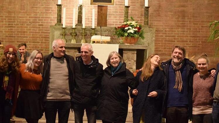 Fünf Pfarrerinnen und Pfarrer sowie drei Studentinnen bestritten den "Poetry-Preacher-Slam" in der Erlöserkirche.  Fotos: Selmar Schülein