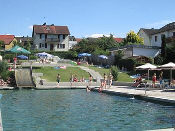 Das Naturfreibad in Aura soll am 19. Juni geöffnet werden, hat der Gemeinderat beschlossen.Archiv/Winfried Ehling