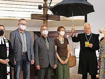 Dekan Günther Werner (2. v. r.) symbolisierte mit dem Regenschirm Gottes Segen und Schutz.