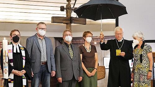 Dekan Günther Werner (2. v. r.) symbolisierte mit dem Regenschirm Gottes Segen und Schutz.