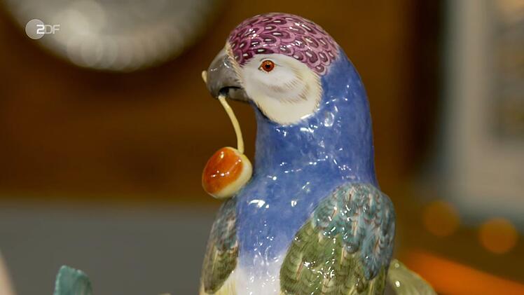 Den Papagei aus Meissener Porzellan aus dem Jahr 1984 nach einem Entwurf von Johann J. Kaendler schätzte die Expertin auf 1.200 bis 1.500 Euro.