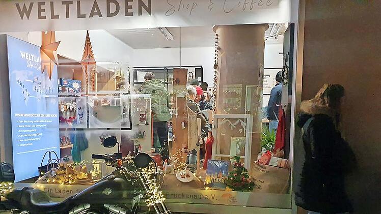 Blick ins Schaufenster des Weltladens am Lichterglanz mit Hungers Harley davor.
