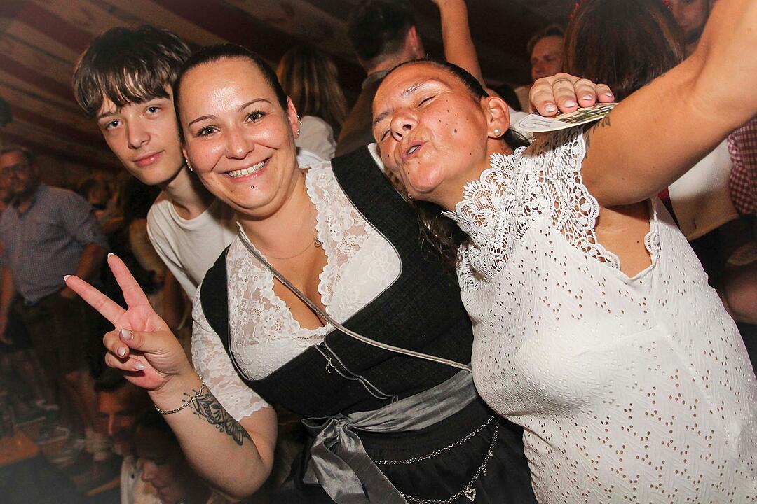 Tanzen, Feiern, Mitsingen &ndash; bayerische Partystimmung bis Mitternacht.