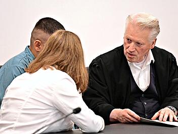 Der Angeklagte aus Albanien (verdeckt durch eine Dolmetscherin) im Gespr&auml;ch mit seinem Rechtsanwalt Anselm Schanz aus Hannover. Eine Polizeikontrolle bei Herzogenaurach wurde ihm zum Verh&auml;ngnis.Udo G&uuml;ldner