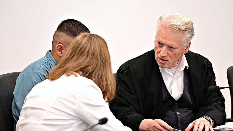 Der Angeklagte aus Albanien (verdeckt durch eine Dolmetscherin) im Gespr&auml;ch mit seinem Rechtsanwalt Anselm Schanz aus Hannover. Eine Polizeikontrolle bei Herzogenaurach wurde ihm zum Verh&auml;ngnis.Udo G&uuml;ldner