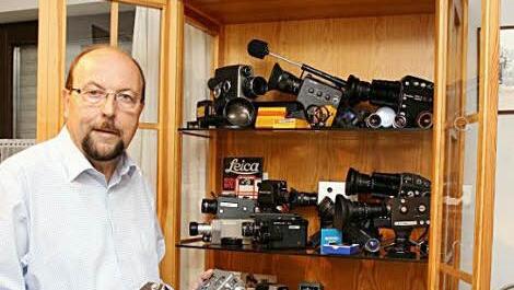 Viele Schätze hat Günter Streit in seinem Schrank gesammelt. Wie viele Fotos er damit geschossen und wie viele Filme er damit gedreht hat - der Kitzinger kann es nicht sagen. "Ich habe irgendwann mit dem Zählen aufgehört."  Fotos: Molitor (3)